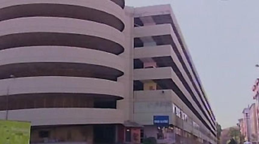 Bombalı ara&ccedil;ta 3 cep telefonu bulundu