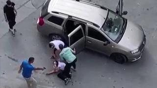 Sokak ortasında güpegündüz dehşete düşüren anlar! Saniye saniye kamerada... 4 kişi saldırdı, silahla ateş açtılar