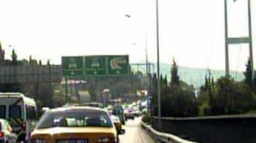 Bir pankart k&ouml;pr&uuml;de trafiği fel&ccedil; etti