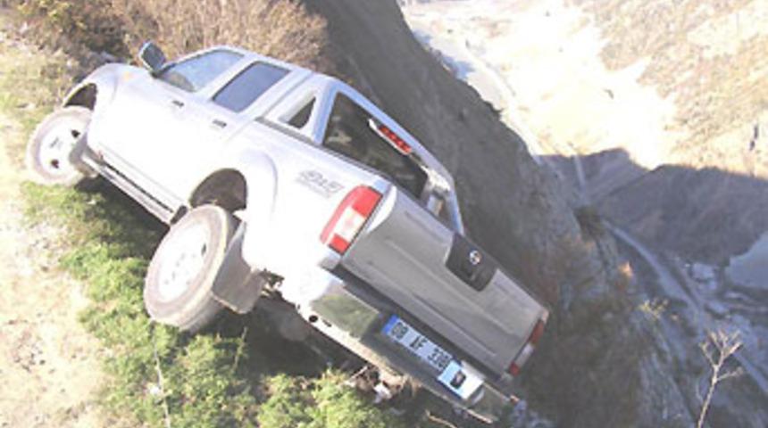 25 metrelik u&ccedil;uruma yuvarlandı: 3 &ouml;l&uuml;, 1 yaralı