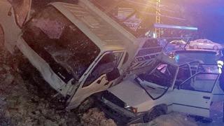 Mersin'de kamyonetle çarpışan otomobildeki 1 kişi öldü, 2 kişi yaralandı