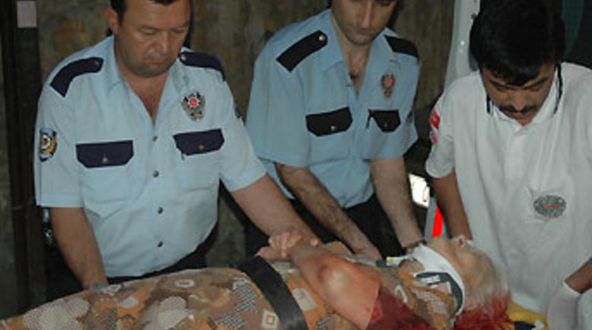 Yumruklarıyla yardım istedi