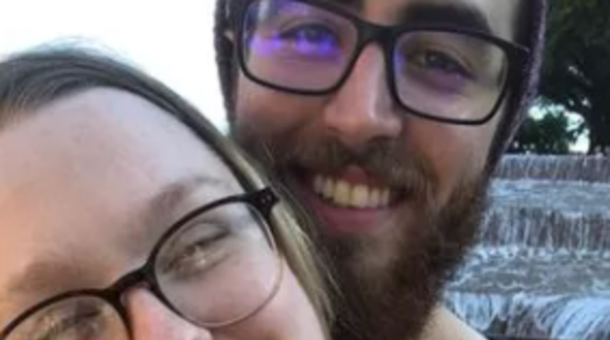 Tatil için kiraladıkları evin banyosunda gizli kamera bulan çift ev sahibine dava açtı! “Yangın alarmının içinden çıktı”