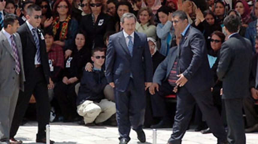 Şehit cenazesinde Şener'e alkış