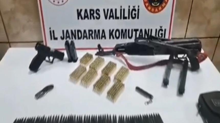 Kars’ta Kalaşnikof tüfek ve tabanca ele geçirildi