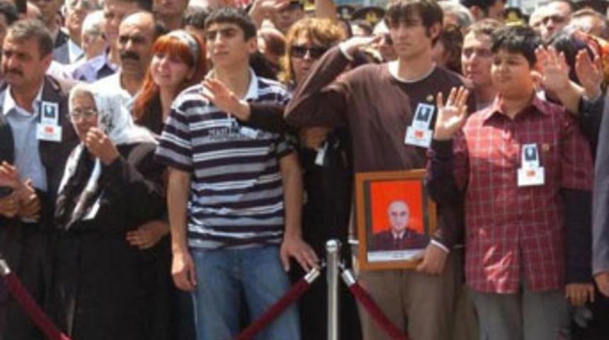 Babasını asker selamıyla uğurladı