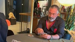 Cem Yılmaz oğluyla pozunu paylaştı! İskambil, tavla...