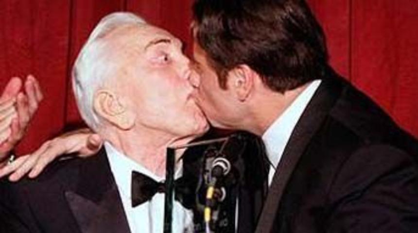Kirk Douglas'a şok &ouml;p&uuml;c&uuml;k!!!
