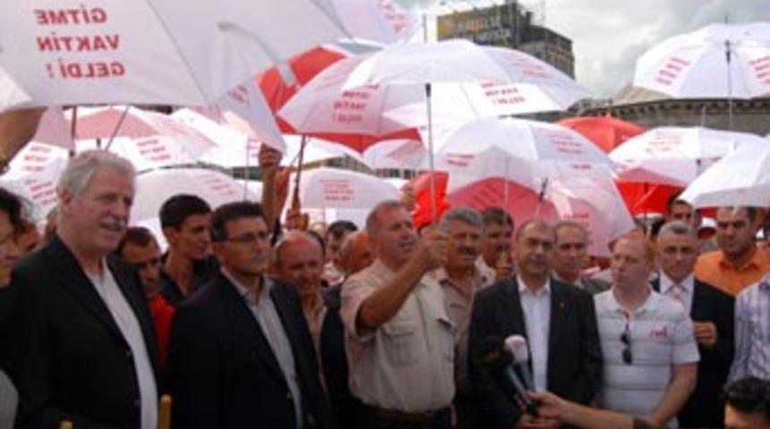 Sarg&uuml;l taraftarları Genel Merkez &ouml;n&uuml;nde toplandı