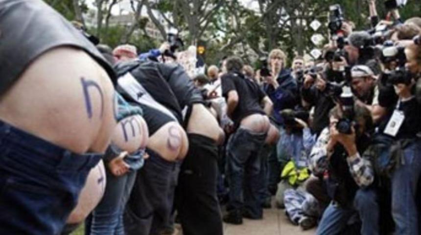 Bush'a &ccedil;ıplak protesto