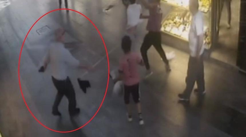 O sırada dükkanının önünü siliyordu! Kavgayı görünce... Paspas sopasıyla ayırdı