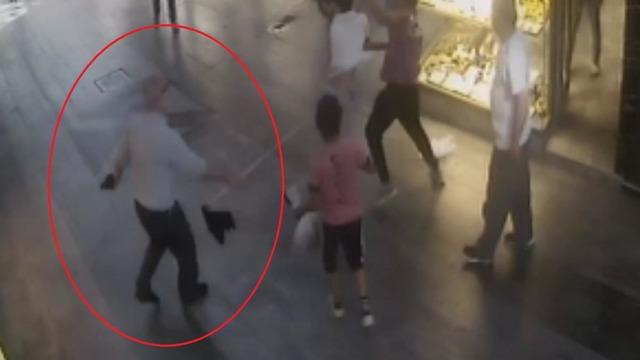 O sırada dükkanının önünü siliyordu! Kavgayı görünce... Paspas sopasıyla ayırdı