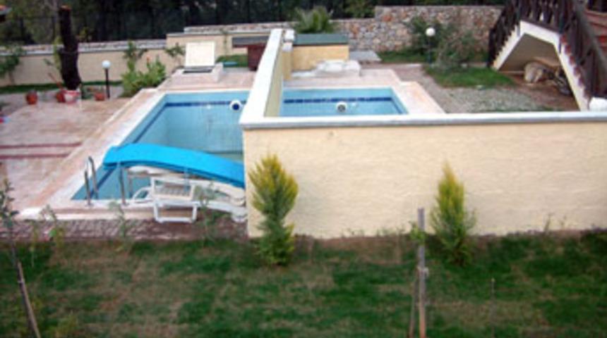 3 yaşındaki Nisa l&uuml;ks sitenin havuzunda boğuldu