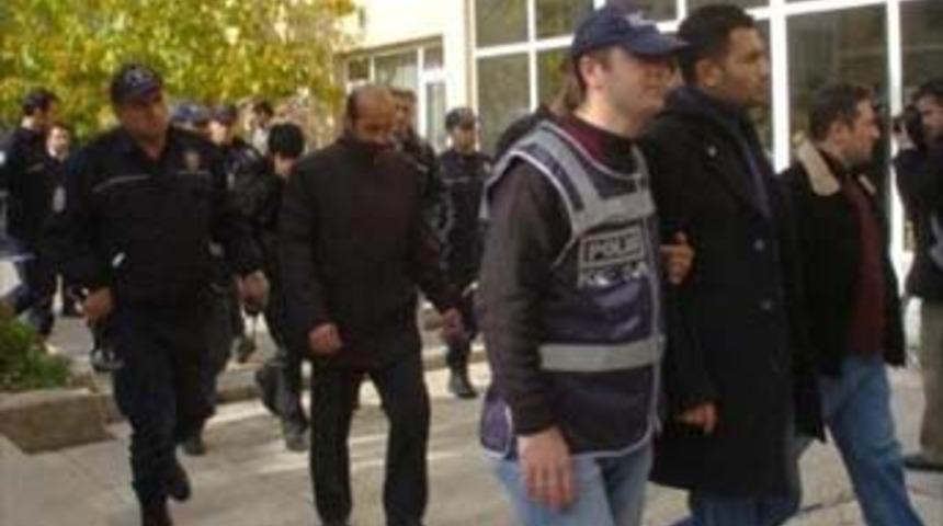 Kız &ccedil;ocuklarına işkence ile fuhuş yaptırdılar