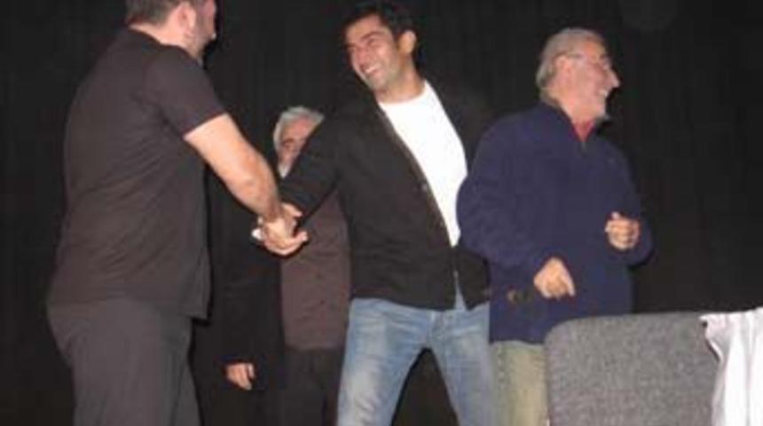 Cem Yılmaz'ın s&ouml;yleşisinde s&uuml;rpriz baskın