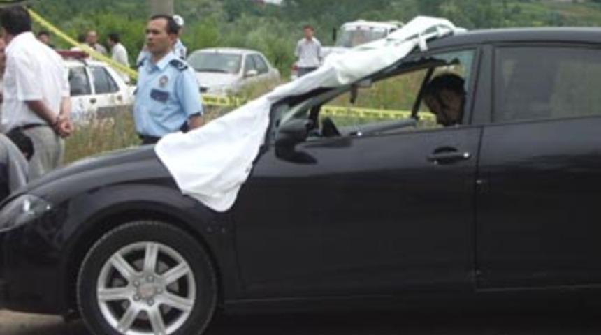 Kuyumcu arabasında &ouml;l&uuml; bulundu