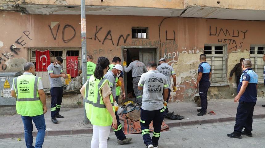 Şaşkına çeviren olay... Görüntüler Mersin'den: Evden tonlarca çöp çıkarıldı!