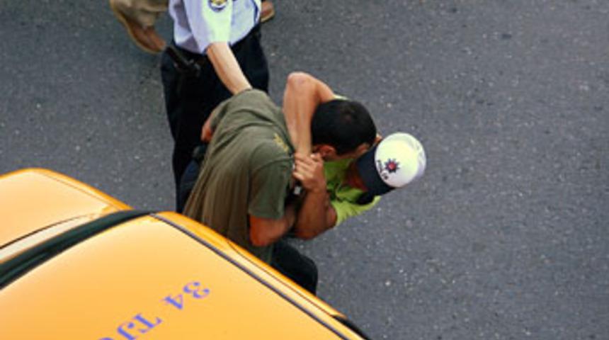 Polise k&uuml;freden taksici g&ouml;zaltına alındı
