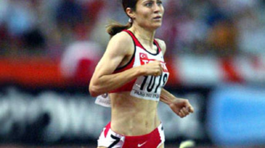 S&uuml;reyya Ayhan antren&ouml;r teklifini reddetti