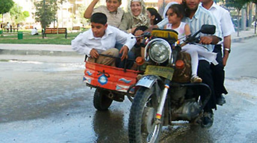1 motosiklette 9 kişi
