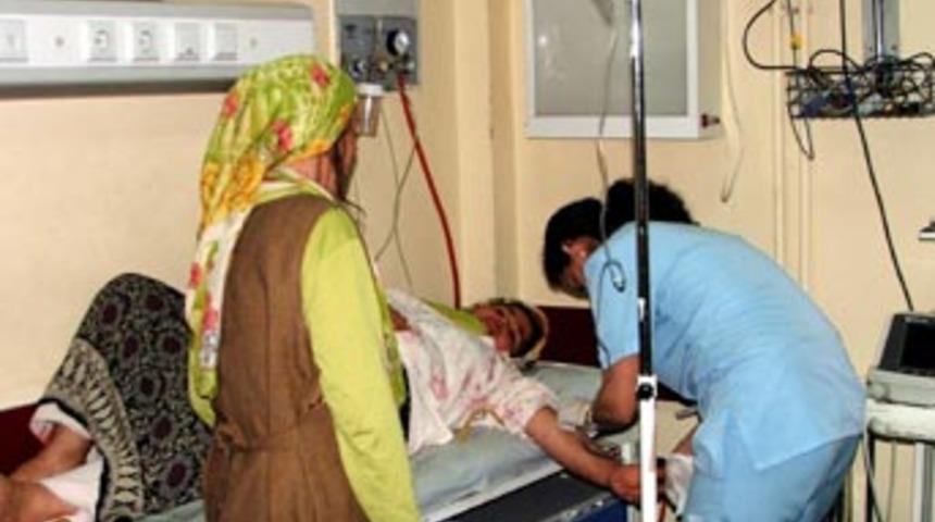 30 kişi, yedikleri yemekten zehirlendi