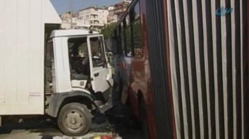 Freni patlayan kamyonet dehşet sa&ccedil;tı