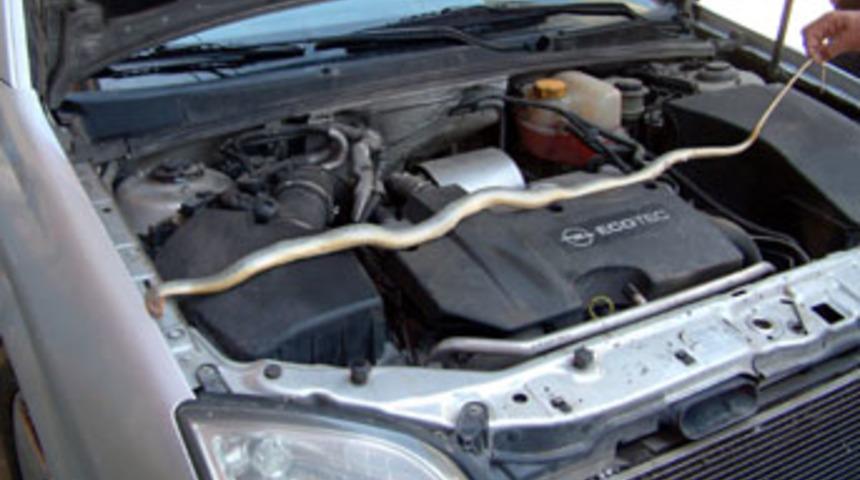 2 metrelik yılan arabanın motoruna girdi