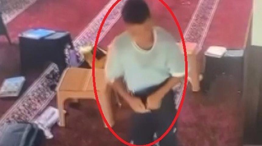 Dizüstü bilgisayarı pantolonuna sokup kaçacaktı! Kur'an kursunda hırsızlık kamerada: Kimsenin olmamasını fırsat bildiler