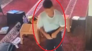 Dizüstü bilgisayarı pantolonuna sokup kaçacaktı! Kur'an kursunda hırsızlık kamerada: Kimsenin olmamasını fırsat bildiler