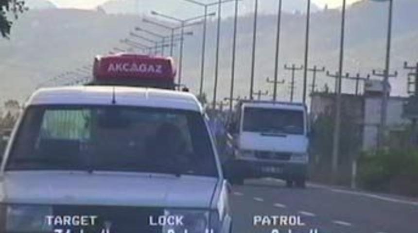 Uyuya uyuya polis aracına &ccedil;arptı