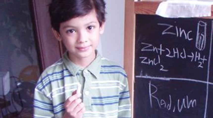 Yedi yaşında ama &uuml;niversiteye gidiyor