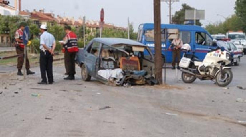 Trenin &ccedil;arptığı otomobil par&ccedil;alandı