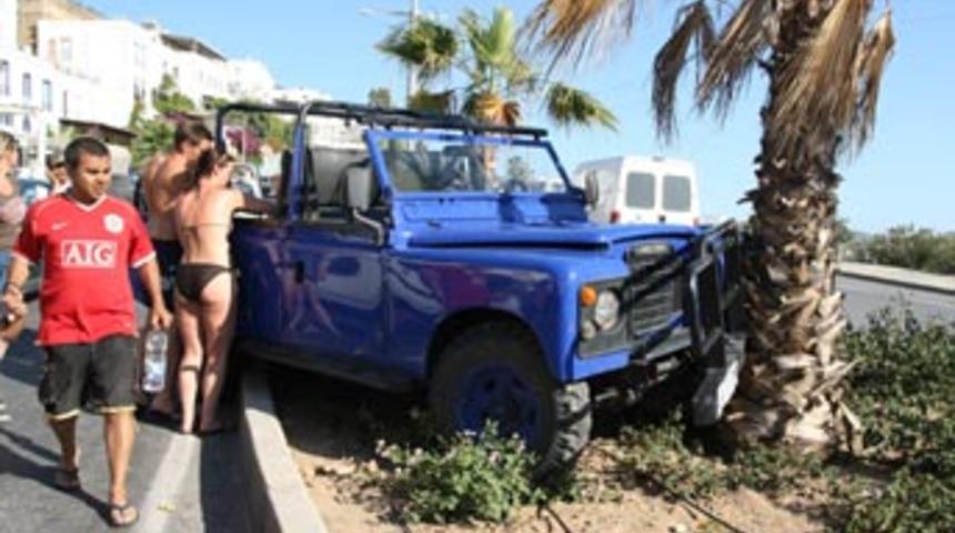 Turist taşıyan cip ağaca &ccedil;aptı: 6 yaralı