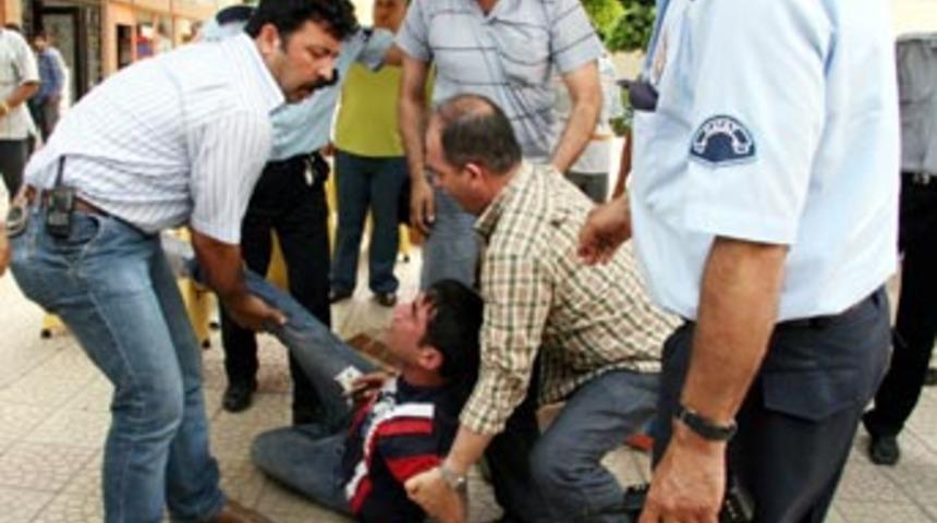 Polise yumruk atan hırsıza lin&ccedil; girişimi