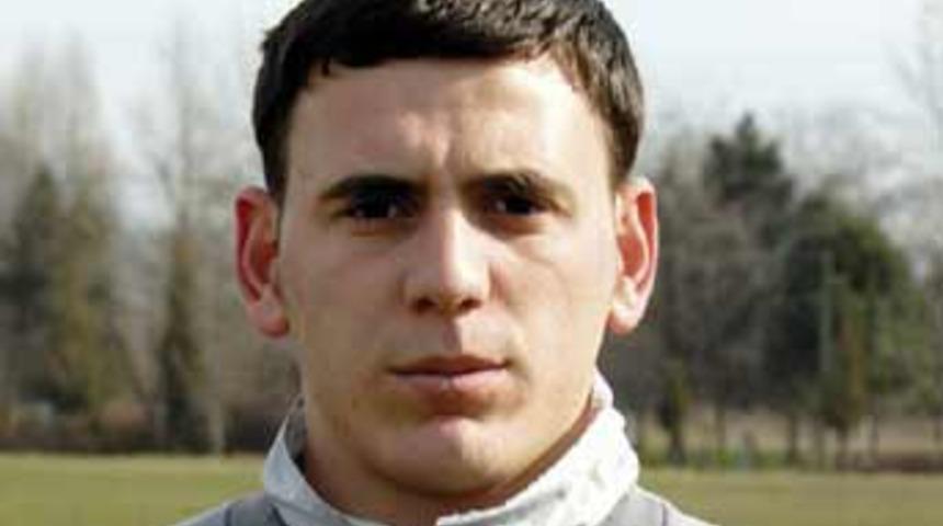 Futbolcunun &uuml;zerine g&uuml;neş enerji sistemi d&uuml;şt&uuml;