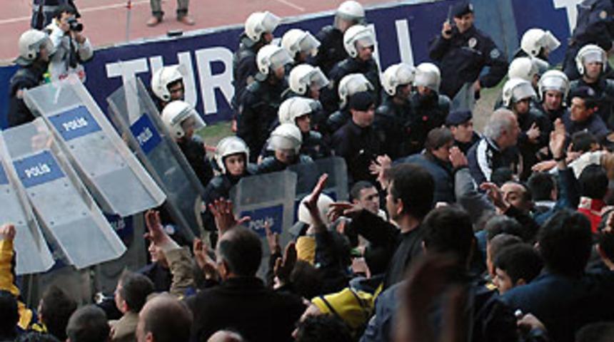 Trib&uuml;nde coplar konuştu