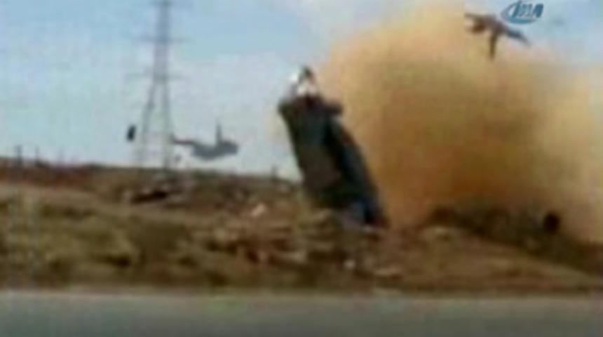 İnsanlar arabadan u&ccedil;tu