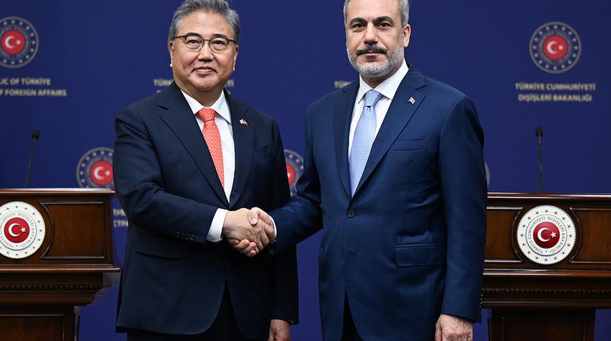 Sözlerine Türkçe konuşarak başladı! Bakan Fidan ile ortak basın toplantısında Güney Koreli mevkidaşı Park'tan 'Türkiye' mesajı