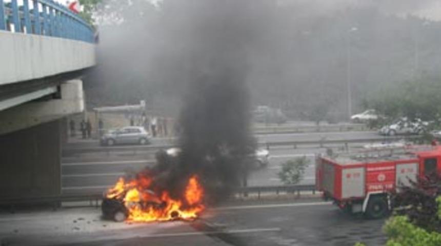 Alev alev yanan otomobil, trafiği fel&ccedil; etti