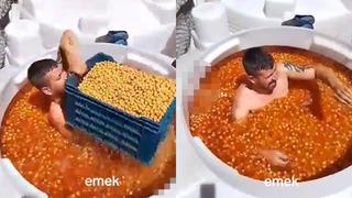 Mide bulandıran görüntüler! Sosyal medyada infial yarattı... Çıplak halde zeytin tankının içine girip böyle sepetledi