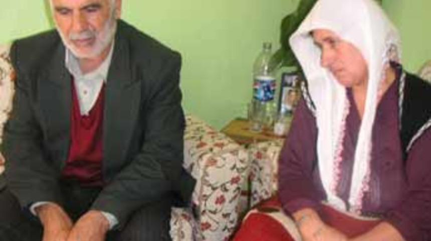 Ka&ccedil;ırılan askerin aileleri bekliyor