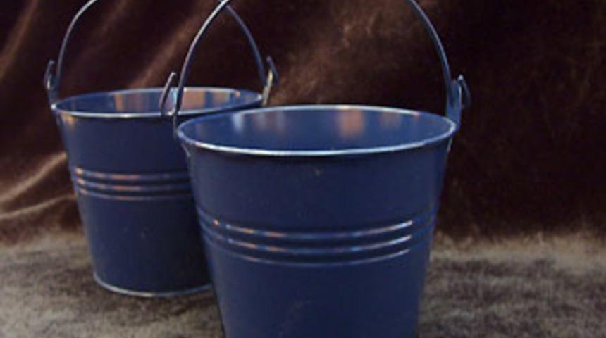 Kova &ccedil;aldığı i&ccedil;in parmaklarını kestiler