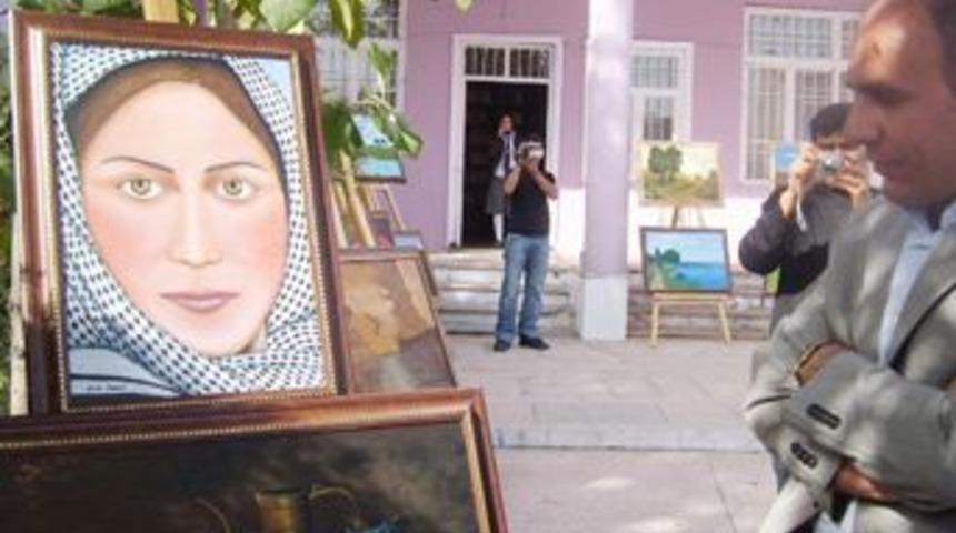 M&uuml;ebbetlik mahkumun resim sergisi