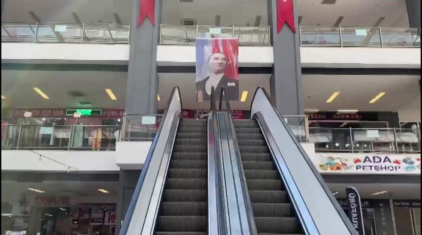 AVM'de korku dolu anlar! 6 yaşındaki çocuğun parmağı yürüyen merdivenlere sıkıştı