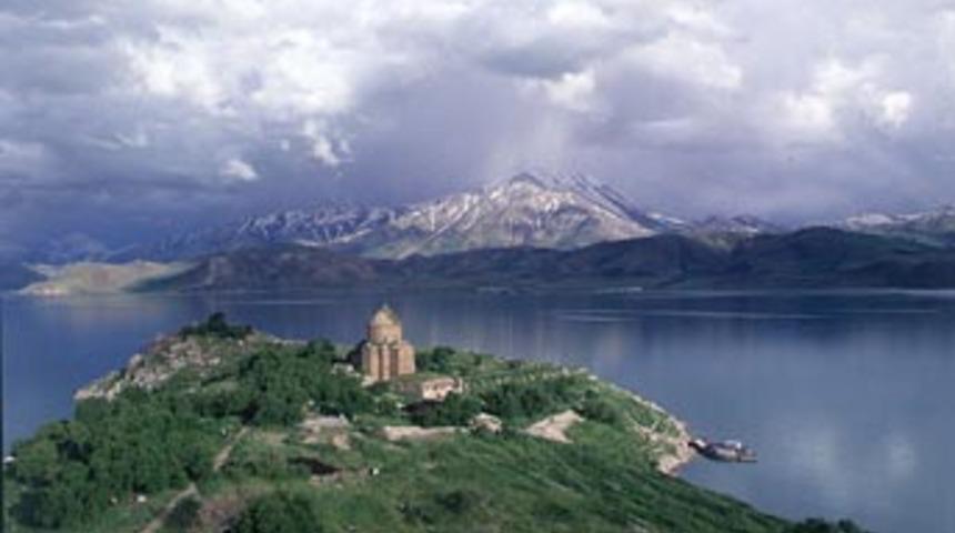 Van G&ouml;l&uuml;'nde canavar avı