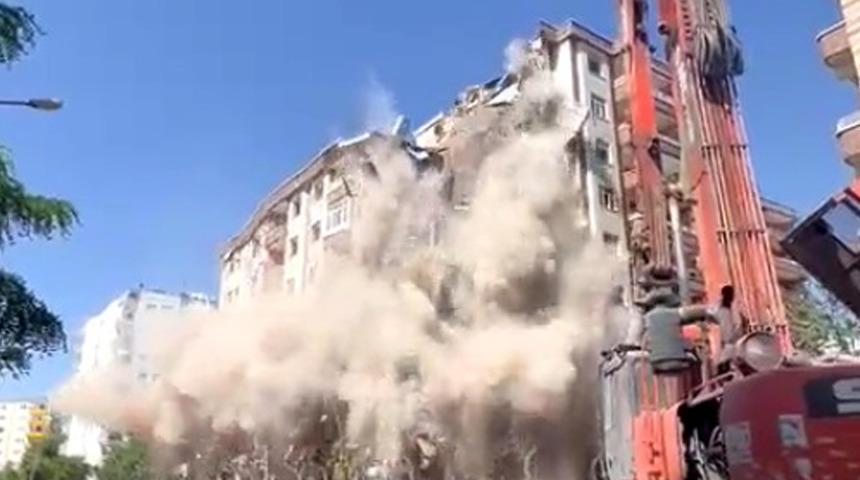 Diyarbakır'da ağır hasarlı bina yıkım sırasında çöktü!