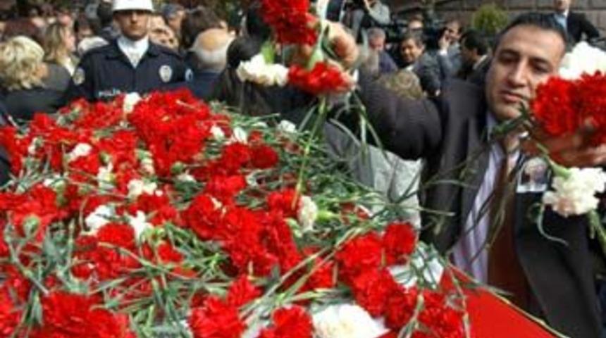 İn&ouml;n&uuml; son yolculuğuna uğurlanıyor