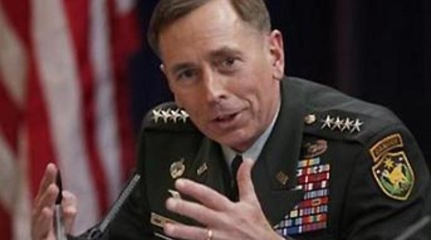 Askerleri '&Ccedil;uvalcı general' teslim aldı