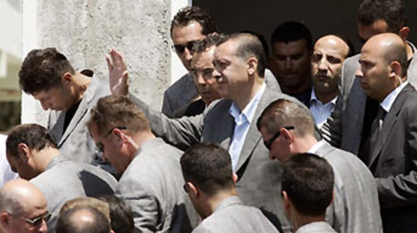 Erdoğan'ın gittiği camide silah paniği