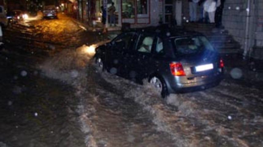 &Ccedil;orum'da 300 evi su bastı